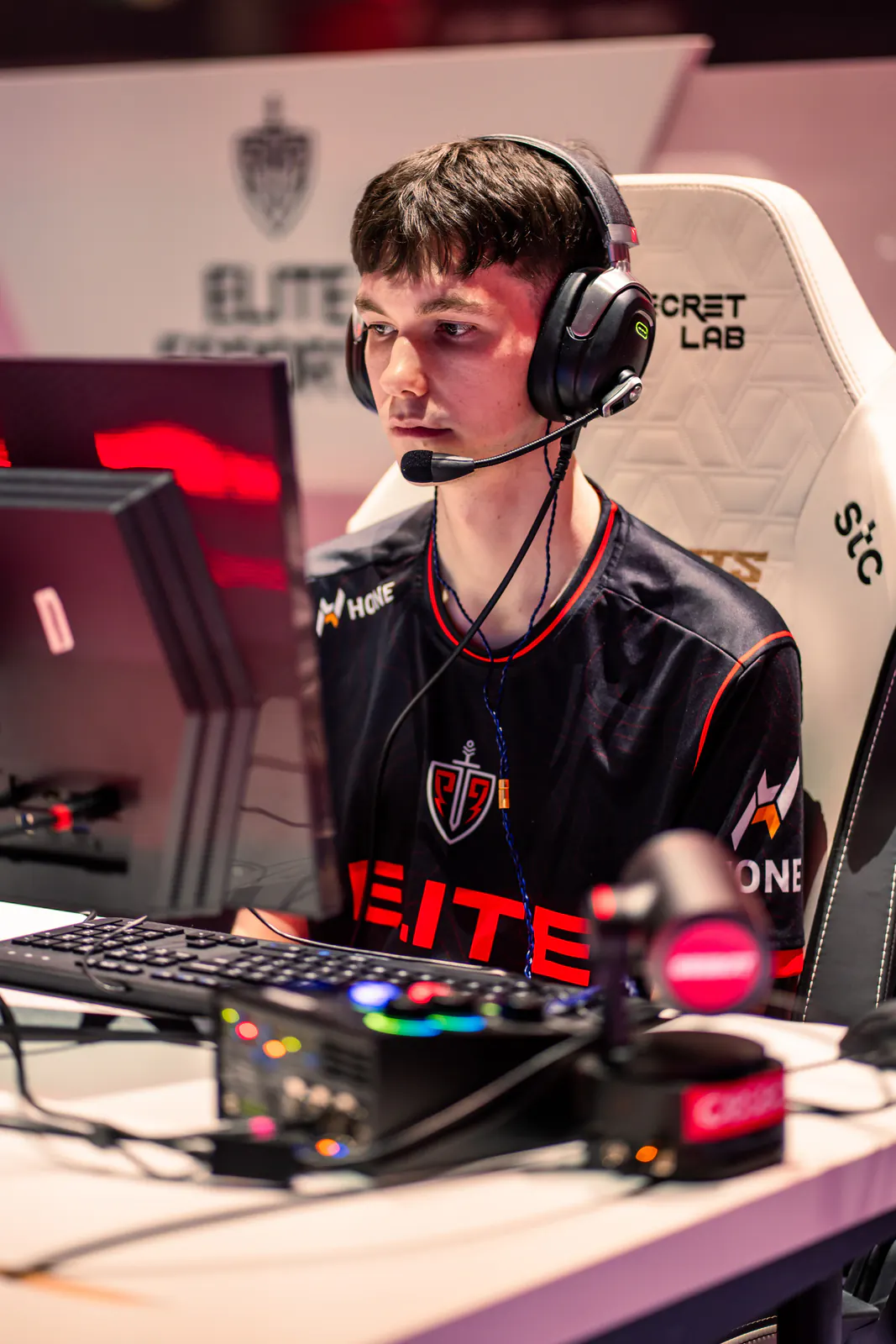 iHenchman competing for Elite Esports in Apex Legends