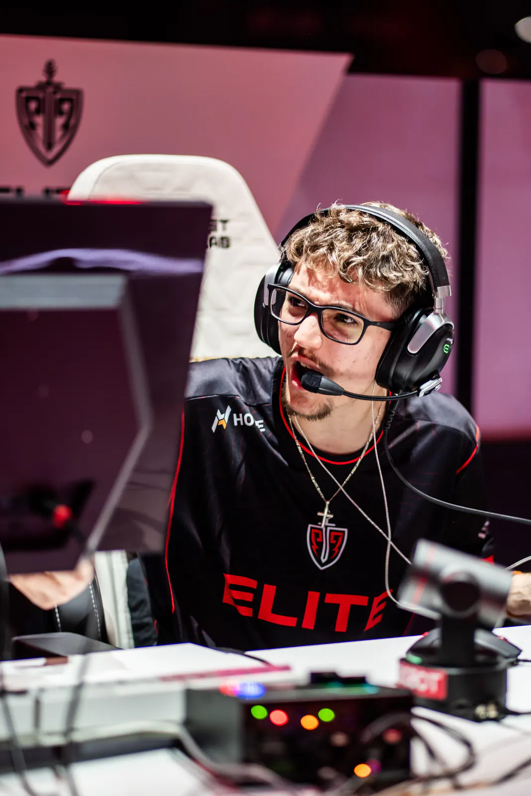 KIND4 competing for Elite Esports in Apex Legends