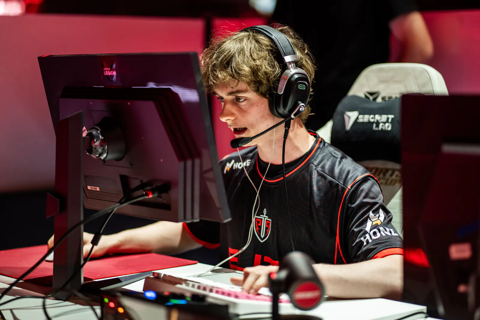lighT competing for Elite Esports in Apex Legends
